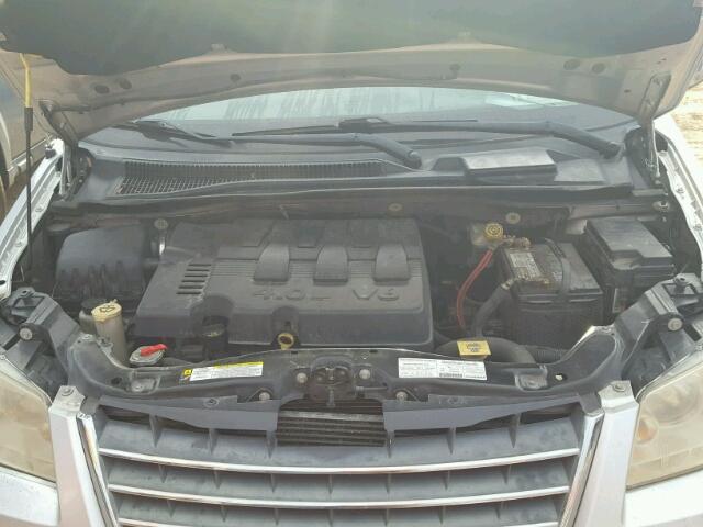 2A8HR64X28R824613 - 2008 CHRYSLER TOWN & COU SILVER photo 7