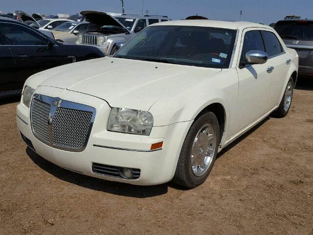 2C3JA53675H636476 - 2005 CHRYSLER 300 WHITE photo 2