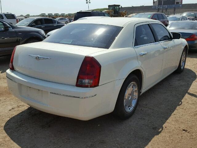 2C3JA53675H636476 - 2005 CHRYSLER 300 WHITE photo 4