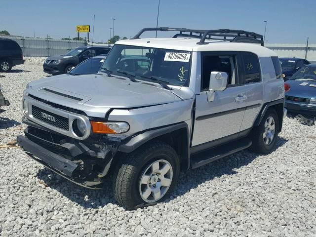 JTEBU11F070006053 - 2007 TOYOTA FJ CRUISER SILVER photo 2