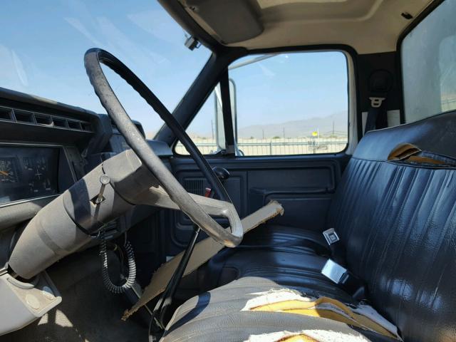 1FDNK74C3PVA24749 - 1993 FORD F700 F WHITE photo 5