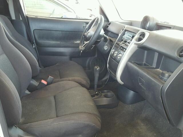 JTLKT324450203003 - 2005 TOYOTA SCION XB Weiß Foto 5