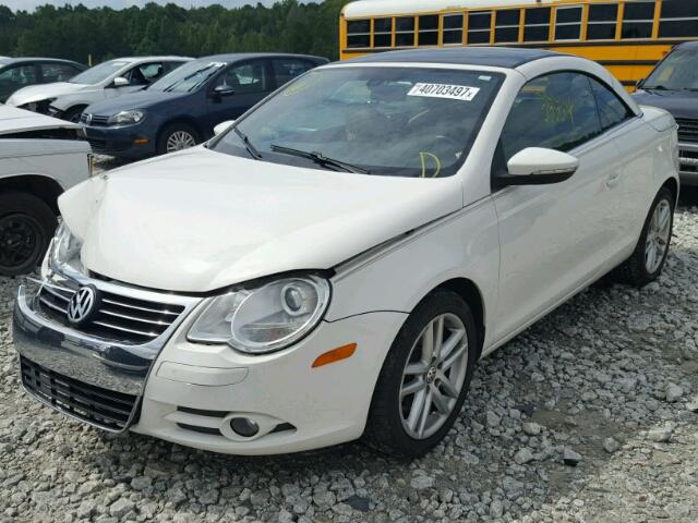 WVWFA7AH4BV001923 - 2011 VOLKSWAGEN EOS LUX WHITE photo 2