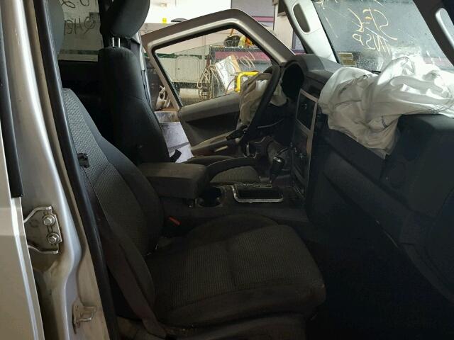 1J8HG48K18C212761 - 2008 JEEP COMMANDER WHITE photo 5