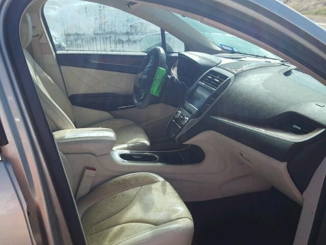 5LMCJ2A95FUJ13133 - 2015 LINCOLN MKC 银色 照片 5