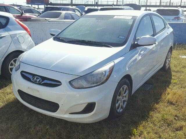 KMHCT4AE5DU453028 - 2013 HYUNDAI ACCENT WHITE photo 2