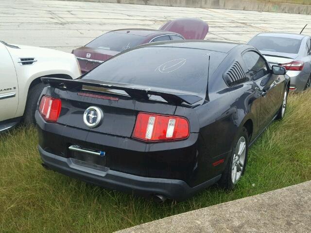 1ZVBP8AM5B5157322 - 2011 FORD MUSTANG BLACK photo 4