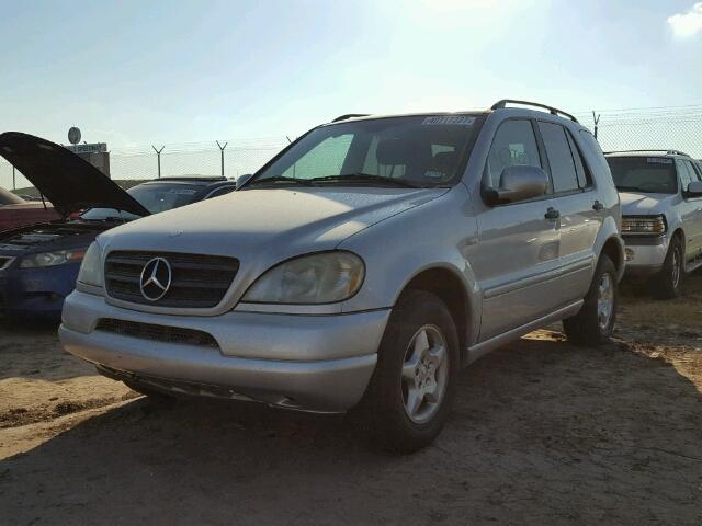 4JGAB54E81A283109 - 2001 MERCEDES-BENZ ML 320 SILVER photo 2