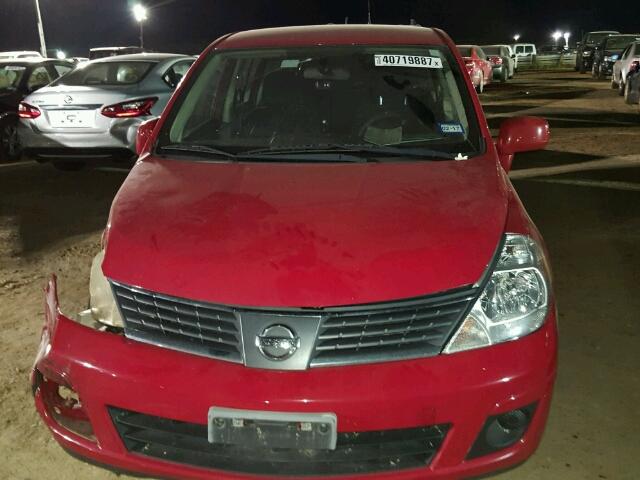 3N1BC13E19L385844 - 2009 NISSAN VERSA S RED photo 7