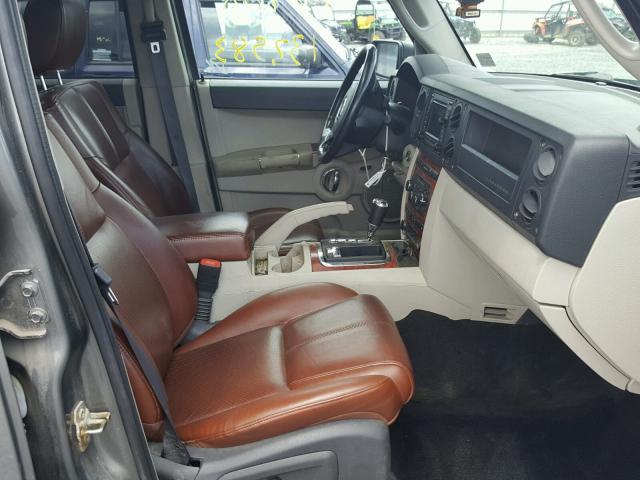 1J8HG58P27C585114 - 2007 JEEP COMMANDER GRAY photo 5
