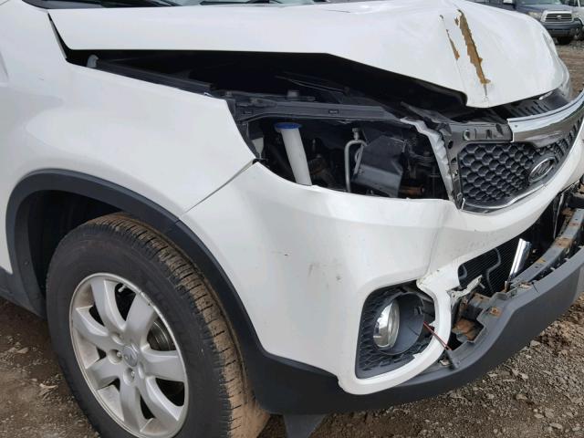 5XYKTDA29CG291569 - 2012 KIA SORENTO BA WHITE photo 9