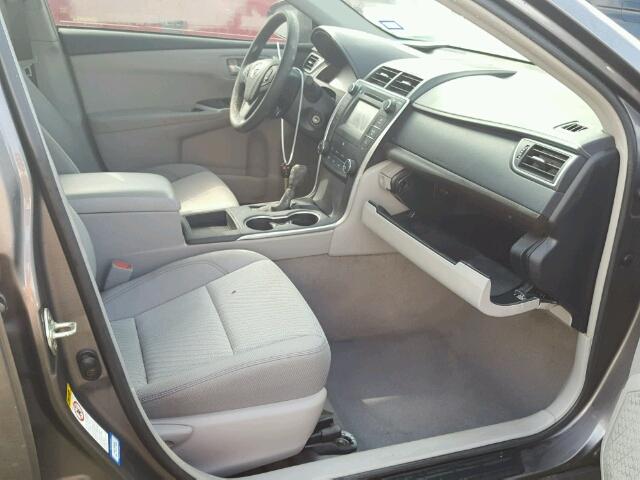 4T4BF1FKXFR504452 - 2015 TOYOTA CAMRY ნაცრისფერი ფოტო 5