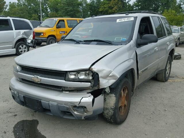 1GNDT13S442278932 - 2004 CHEVROLET TRAILBLAZE GRAY photo 2