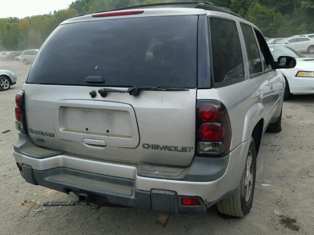 1GNDT13S442278932 - 2004 CHEVROLET TRAILBLAZE GRAY photo 4