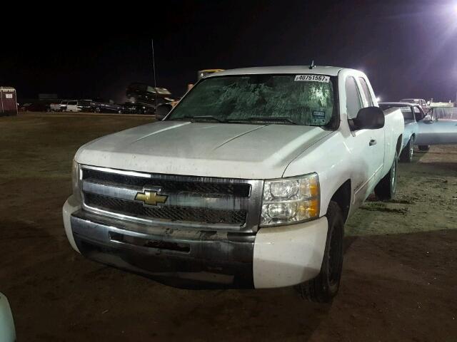 1GCSCSE02AZ284622 - 2010 CHEVROLET SILVERADO WHITE photo 2