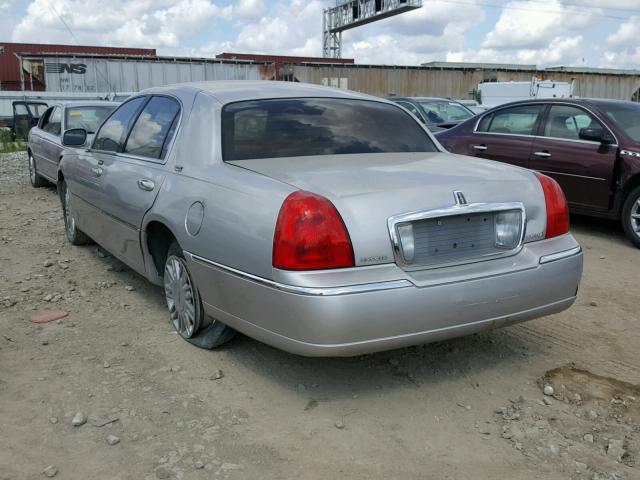 2LNHM82V68X645159 - 2008 LINCOLN TOWN CAR S SILVER photo 3