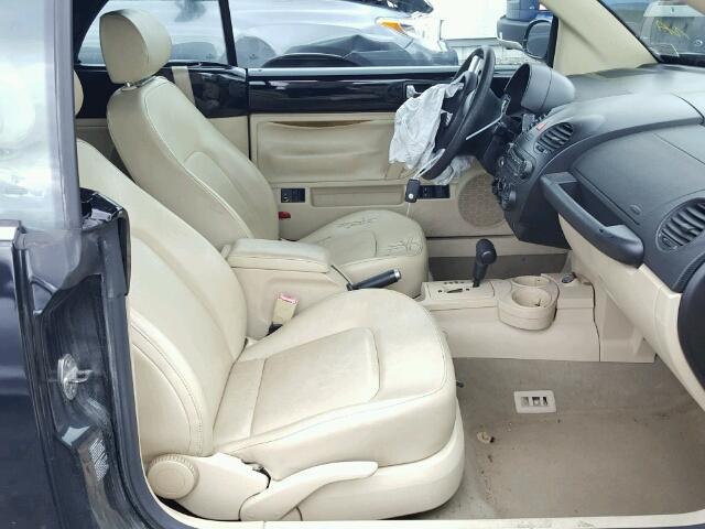 3VWBM31YX4M341957 - 2004 VOLKSWAGEN NEW BEETLE შავი ფოტო 5