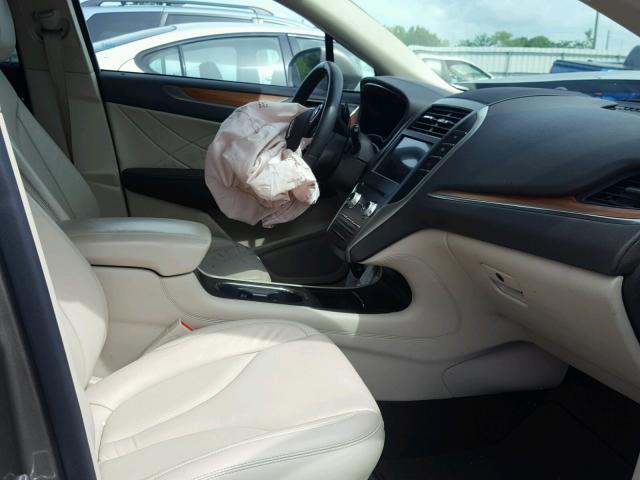 5LMCJ2C98HUL16095 - 2017 LINCOLN MKC SELECT ნაცრისფერი ფოტო 5