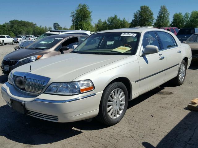 1LNHM83W24Y607803 - 2004 LINCOLN TOWN CAR U CREAM photo 2