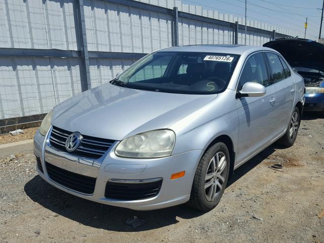 3VWSF71KX5M621778 - 2005 VOLKSWAGEN NEW JETTA SILVER photo 2