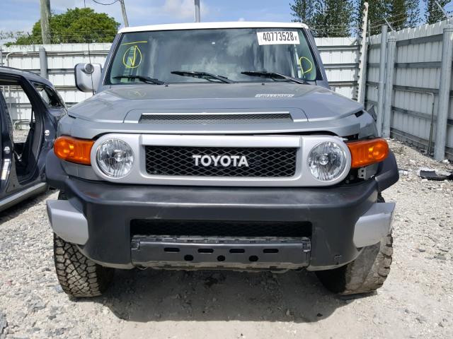 JTEBU4BF4CK134407 - 2012 TOYOTA FJ CRUISER SILVER photo 9