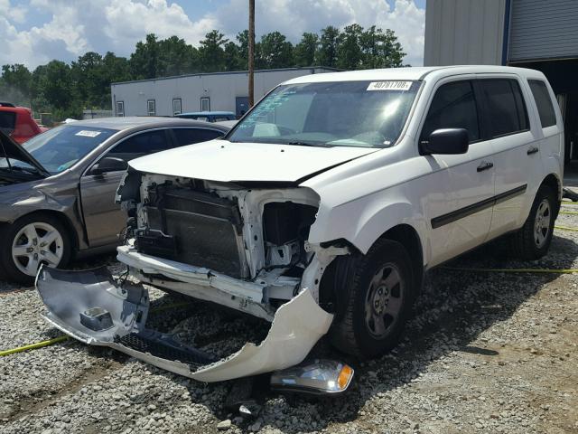 5FNYF3H26AB014030 - 2010 HONDA PILOT LX WHITE photo 2