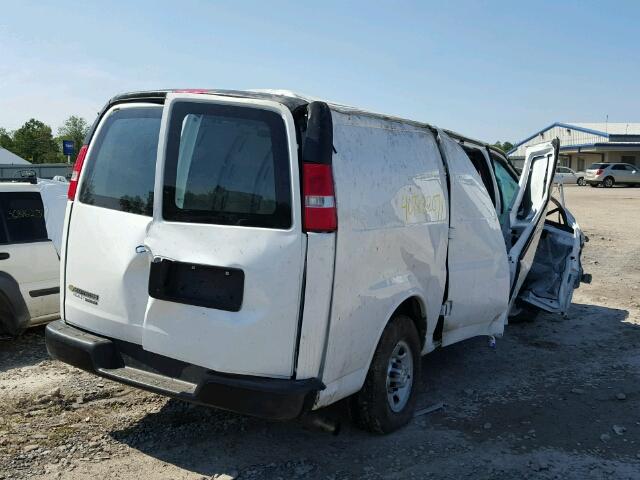 1GCWGAFFXG1173293 - 2016 CHEVROLET EXPRESS G2 WHITE photo 4