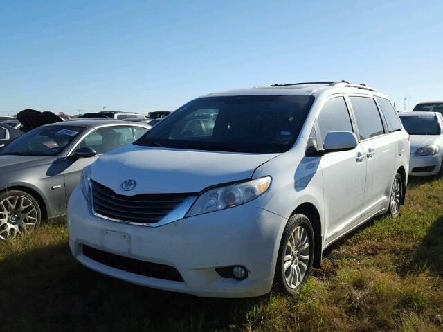 5TDYK3DC6DS311499 - 2013 TOYOTA SIENNA WHITE photo 2