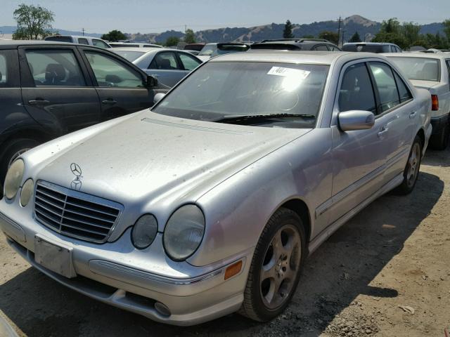 WDBJF70J12B486778 - 2002 MERCEDES-BENZ E 430 SILVER photo 2