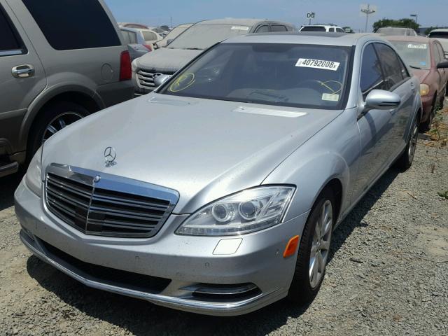 WDDNG71X17A048557 - 2007 MERCEDES-BENZ S 550 SILVER photo 2