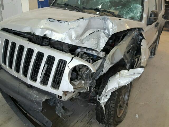 1J4GK38K26W110922 - 2006 JEEP LIBERTY RE SILVER photo 9