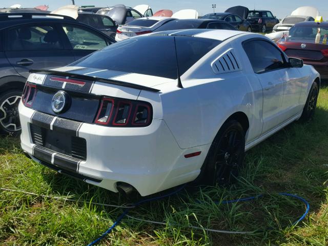 1ZVBP8AM1E5277803 - 2014 FORD MUSTANG WHITE photo 4