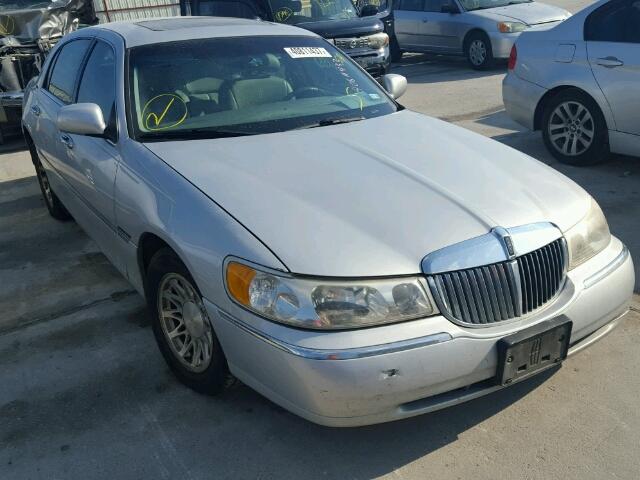 1LNFM83WXWY718528 - 1998 LINCOLN TOWN CAR C SILVER photo 1