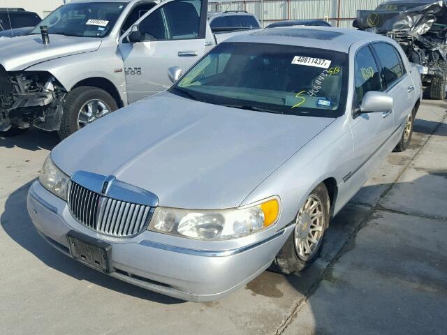 1LNFM83WXWY718528 - 1998 LINCOLN TOWN CAR C SILVER photo 2