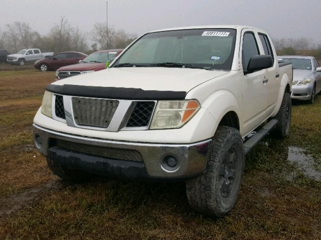 1N6AD07W85C432647 - 2005 NISSAN FRONTIER C WHITE photo 2