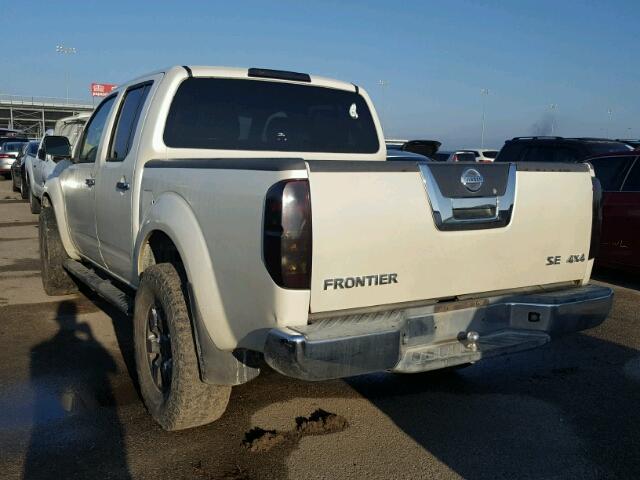 1N6AD07W85C432647 - 2005 NISSAN FRONTIER C WHITE photo 3