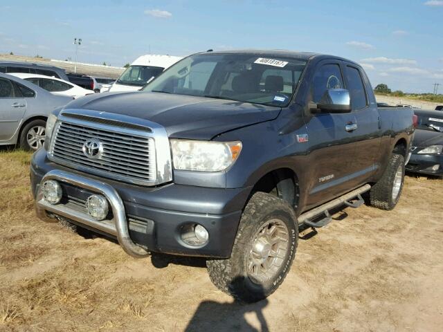 5TFBW5F11AX100380 - 2010 TOYOTA TUNDRA DOU BLUE photo 2