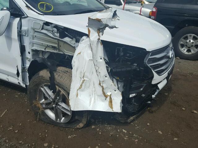 5NMZUDLB7HH025456 - 2017 HYUNDAI SANTA FE S 白色 照片 9