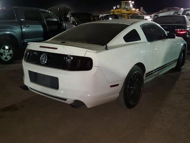 1ZVBP8AM8D5224885 - 2013 FORD MUSTANG WHITE photo 4