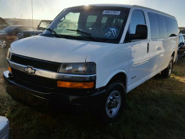 1GAHG39U441219087 - 2004 CHEVROLET EXPRESS G3 WHITE photo 2