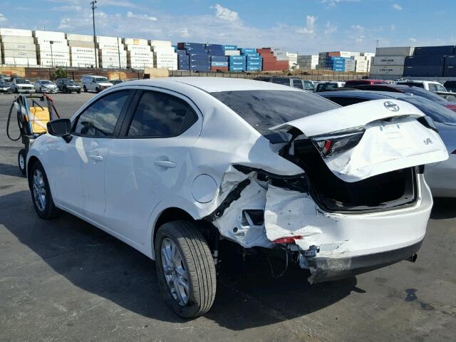 3MYDLBZV7GY111553 - 2016 TOYOTA SCION IA WHITE photo 3