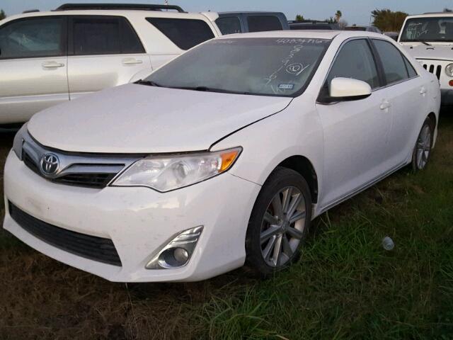 4T1BK1FK2CU521070 - 2012 TOYOTA CAMRY WHITE photo 2