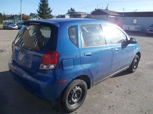 KL1TG62645B325461 - 2005 CHEVROLET AVEO BLUE photo 4