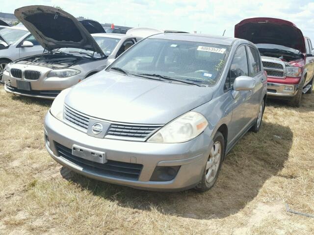 3N1BC13E57L451535 - 2007 NISSAN VERSA GRAY photo 2