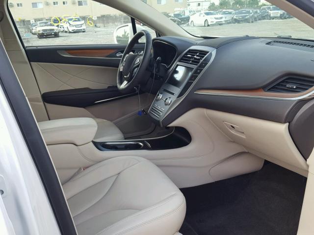 5LMCJ2C95HUL31038 - 2017 LINCOLN MKC SELECT WHITE photo 5