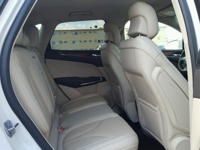 5LMCJ2C95HUL31038 - 2017 LINCOLN MKC SELECT WHITE photo 6