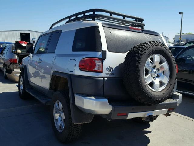 JTEBU11F670088662 - 2007 TOYOTA FJ CRUISER SILVER photo 3