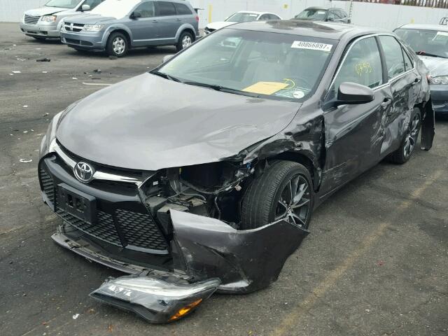 4T1BK1FK2FU555109 - 2015 TOYOTA CAMRY XSE GRAY photo 2