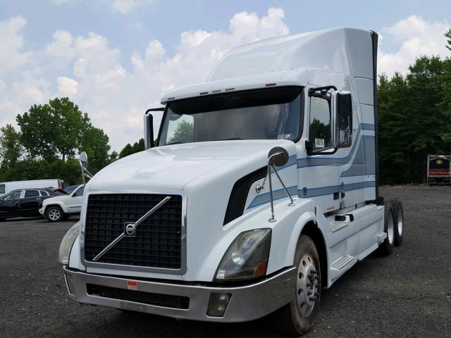 4V4NC9EJXBN295055 - 2011 VOLVO VN VNL WHITE photo 2