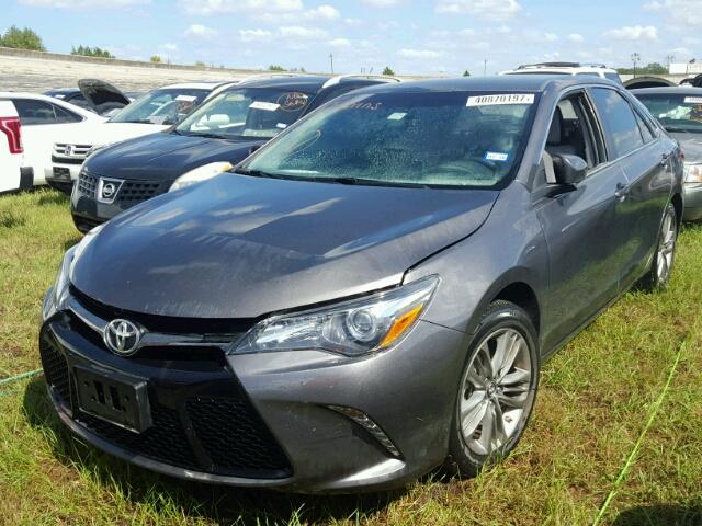 4T1BF1FK7GU201883 - 2016 TOYOTA CAMRY GRAY photo 2